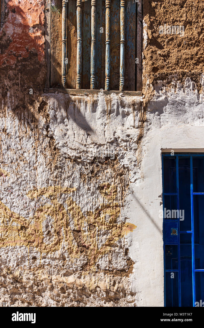 Peeling peinture et plâtre brisé sur les murs font une texture intéressante dans une rue de Cuzco, Pérou, Amérique du Sud Banque D'Images