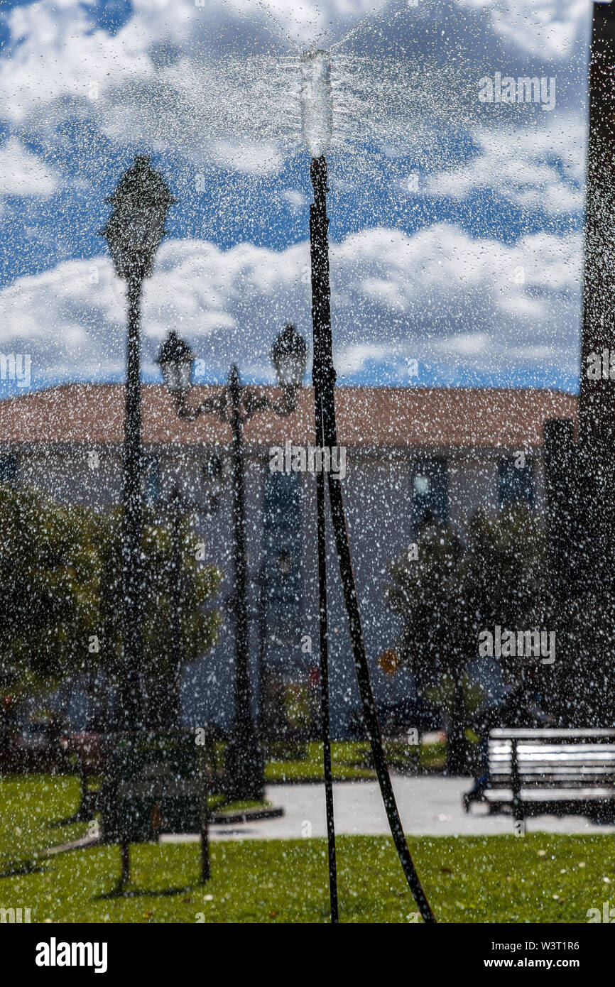 Système de gicleurs fabriqués à partir de vieilles bouteilles d'eau en plastique à l'irrigation de l'herbe dans un parc à Cusco, Pérou, Amérique du Sud Banque D'Images