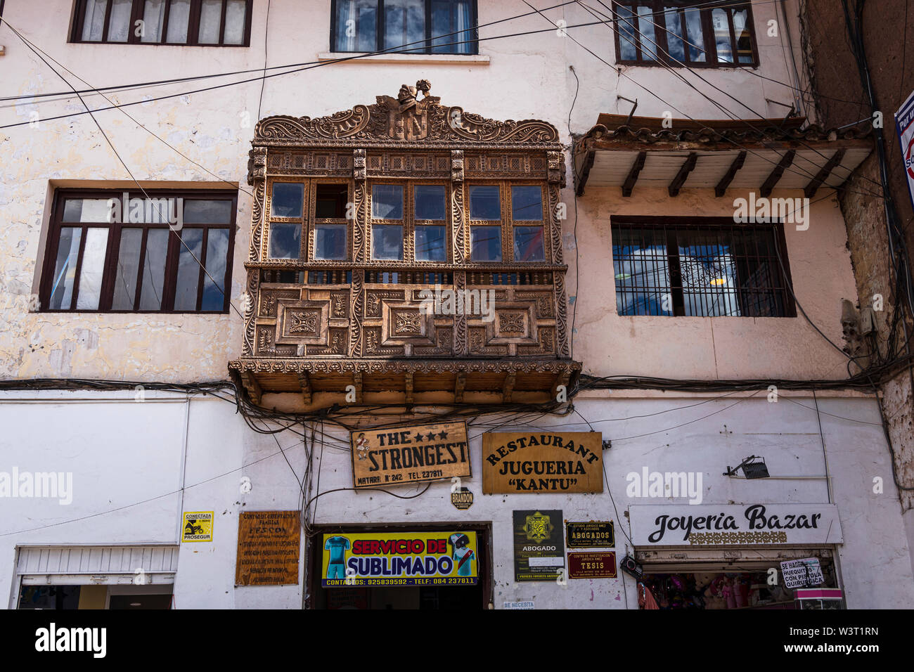 Balcon en bois sculpté décoré dans un style colonial à Cusco, Pérou, Amérique du Sud Banque D'Images