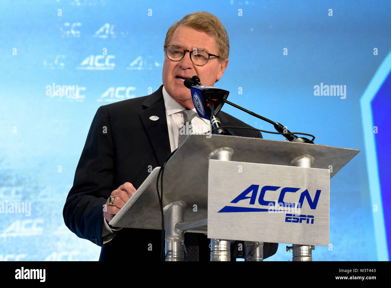 Charlotte, Caroline du Nord, USA. 17 juillet, 2019. Le CAC Le Commissaire John Swofford, parlant au cours du forum des commissaires à l'ACC Football Kickoff le 17 juillet 2019 à l'hôtel Westin Hotels & Resorts à Charlotte, N.C. Credit : Ed Clemente/ZUMA/Alamy Fil Live News Banque D'Images