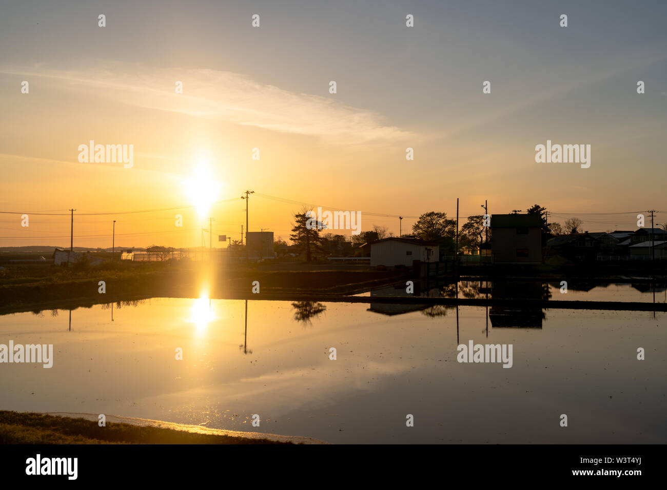 Campagne pittoresque paysage coucher du soleil avec une réflexion sur le terrain des terres agricoles de paddy. La Préfecture d'Aomori paysage rural au Japon Banque D'Images