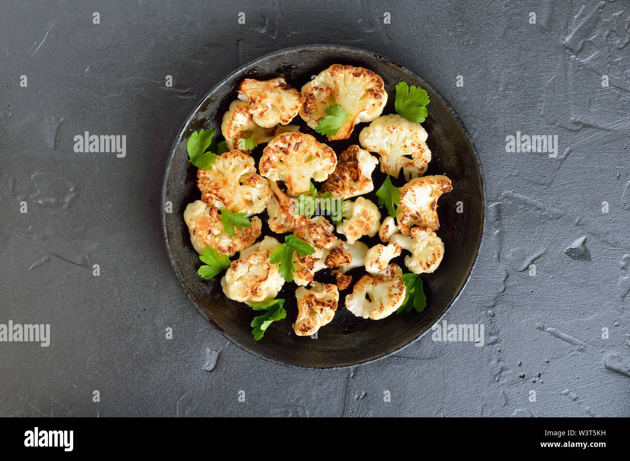 La nourriture végétarienne. Chou-fleur Frit sur la plaque. Haut de la vue, télévision lay Banque D'Images