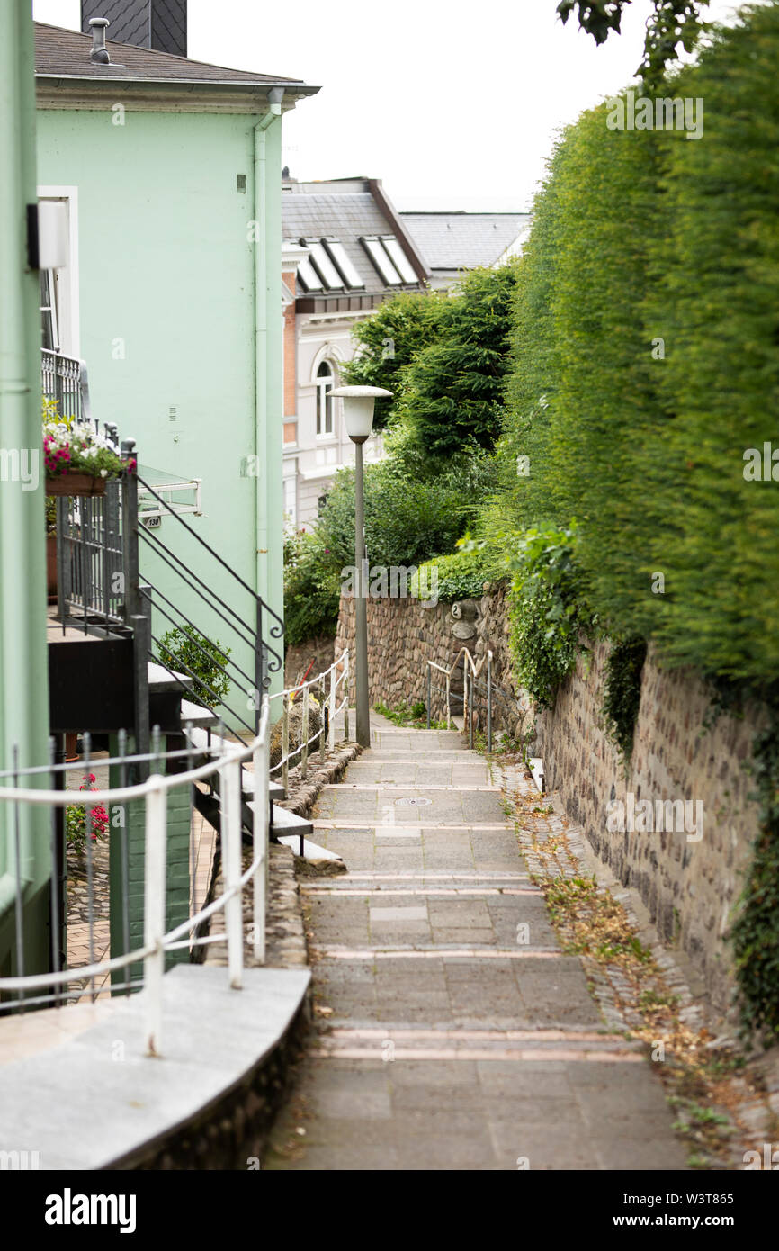 Un escalier dans le quartier historique de Blankenese à Hambourg, en Allemagne. Banque D'Images