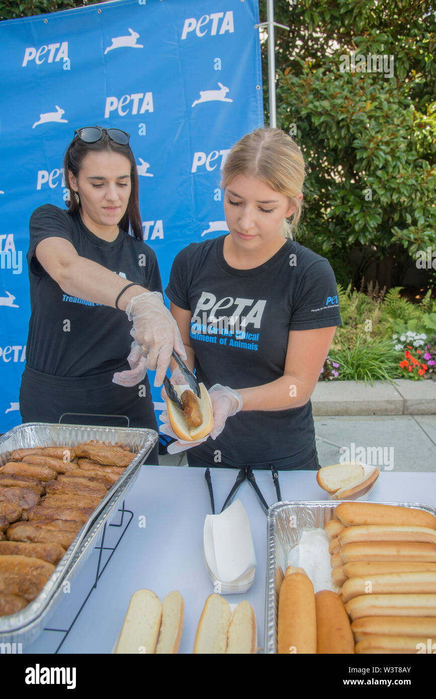 Washington DC, 17 juillet 2019, USA : PETA les bénévoles fournissent Veggie Dogs à la PETA (People for the Ethical Treatment of Animals) déjeuner en face Banque D'Images