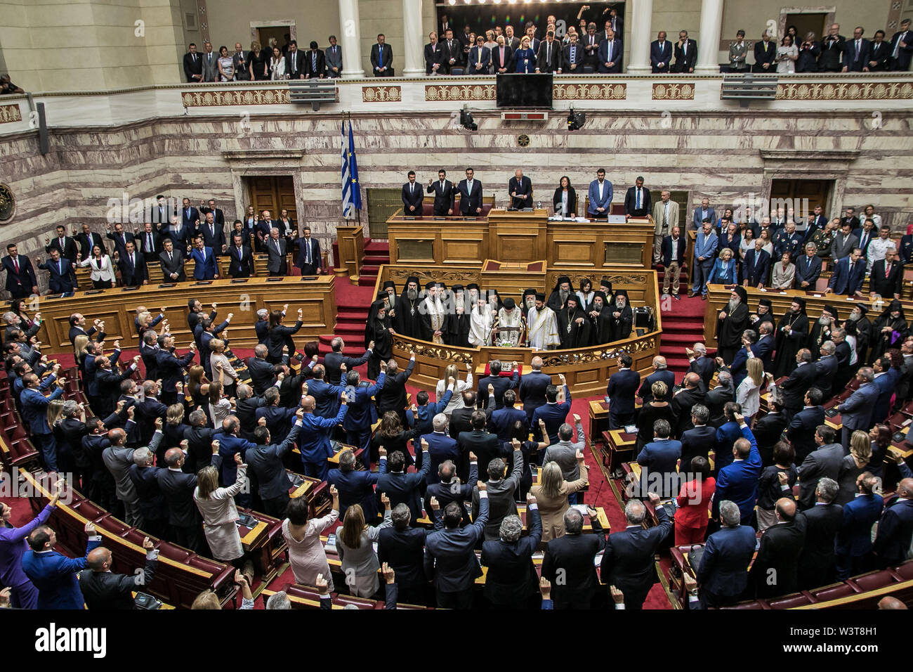 Athènes, Grèce. 17 juillet, 2019. Les députés du nouveau parlement grec de serment au parlement hellénique à Athènes, Grèce, le 17 juillet 2019. Les 300 députés de la 18e session du Parlement grec, élu dans le 7 juillet les élections générales, a prêté serment mercredi. Credit : Panagiotis Moschandreou/Xinhua/Alamy Live News Banque D'Images
