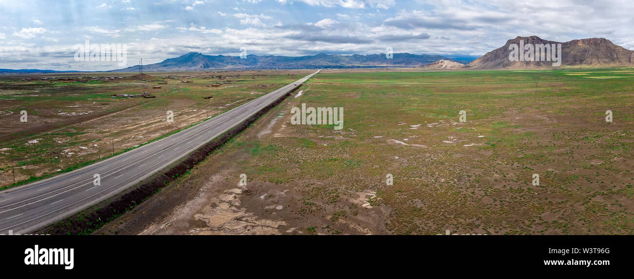 Vue aérienne de la route menant à Igdir de Dogubayazit. Autour du plateau du mont Ararat, montagnes et collines. L'Est de la Turquie à la frontière avec l'Iran Banque D'Images
