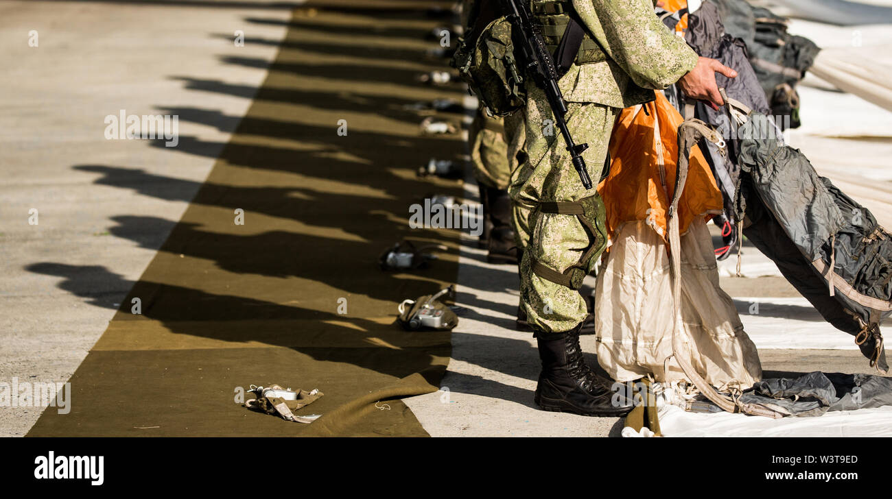 Les mains des soldats de reprendre les lignes de parachute. La préparation pour sauter. Army Banque D'Images