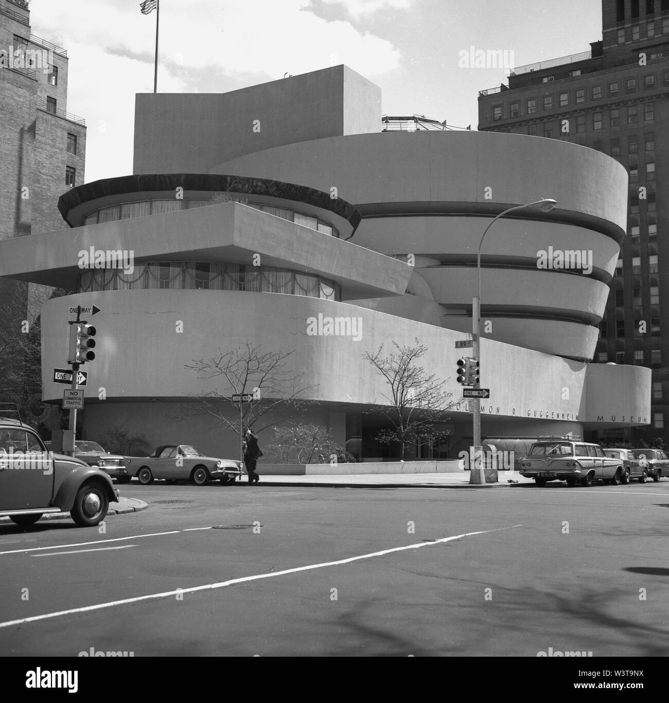 Années 1960, historiques, extérieur de la Guggenheim Museum, Manhattan, New York, USA. Conçu par Frank Lloyd Wright, le bâtiment cylindrique - plus large à la partie supérieure de la partie inférieure - ouvert en 1959 et est considéré comme un monument de l'architecture du xxe siècle, bien que l'endroit idéal pour afficher des tableaux et d'art, sa conception verticale, spirale a ses détracteurs. C'était le seul musée conçu par Wright. Banque D'Images