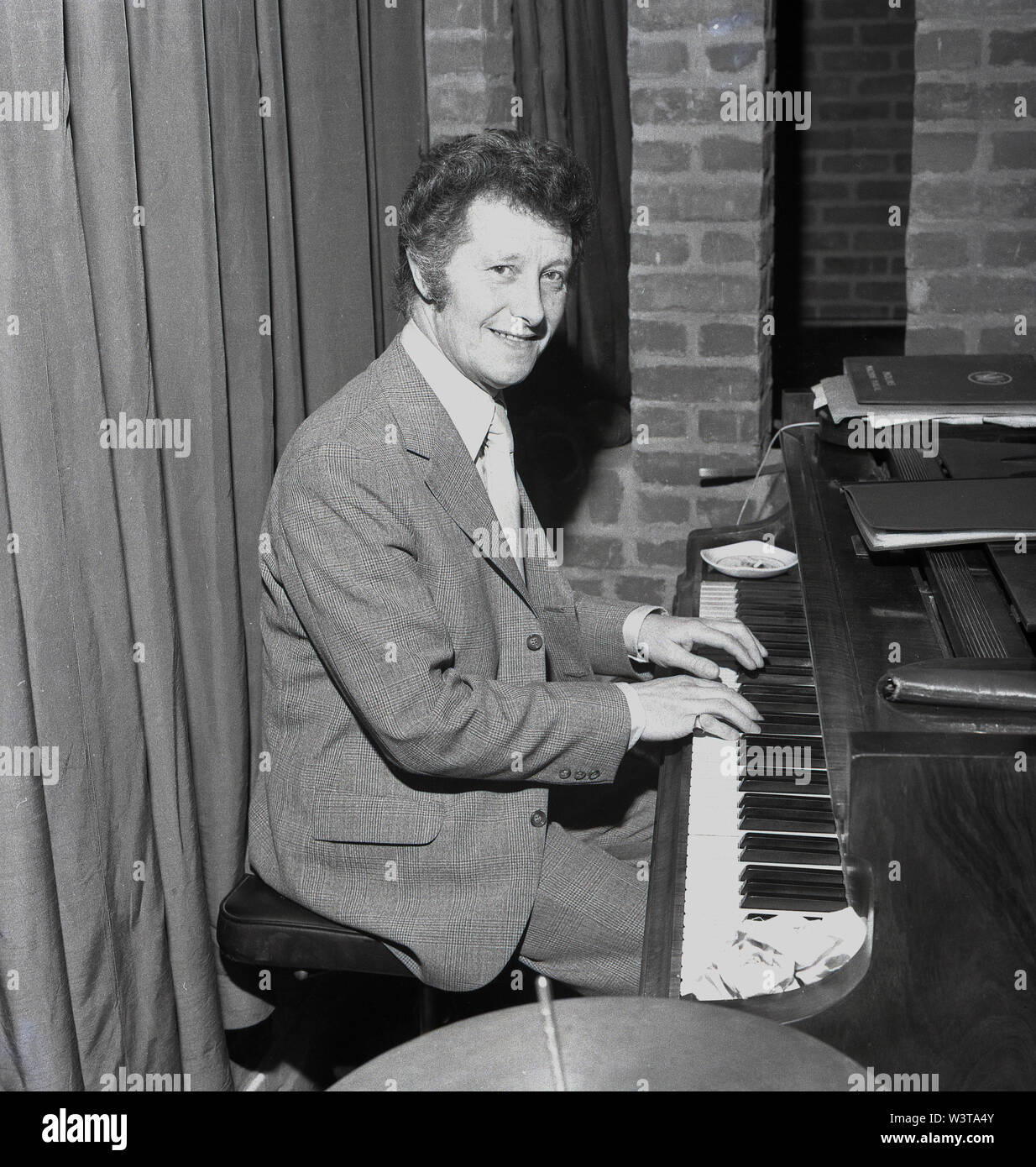 Années 1970, historiques, homme piano player avec ses mains et les doigts  sur le clavier, sur scène à l'intérieur d'un pub de Londres, Londres,  Angleterre Photo Stock - Alamy