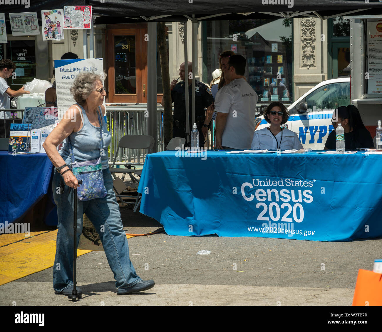 L'homme des travailleurs un recensement 2020 table d'information dans le cadre d'un festival à New York, le dimanche, 14 juillet 2019. Le recensement est un décompte de tous ceux qui vivent dans l'United States, citoyens et non-citoyens. Par la loi il est effectué tous les 10 ans et l'information est utilisée pour une nouvelle distribution proportionnelle des districts du Congrès ainsi que sur la répartition des fonds du gouvernement. (© Richard B. Levine) Banque D'Images