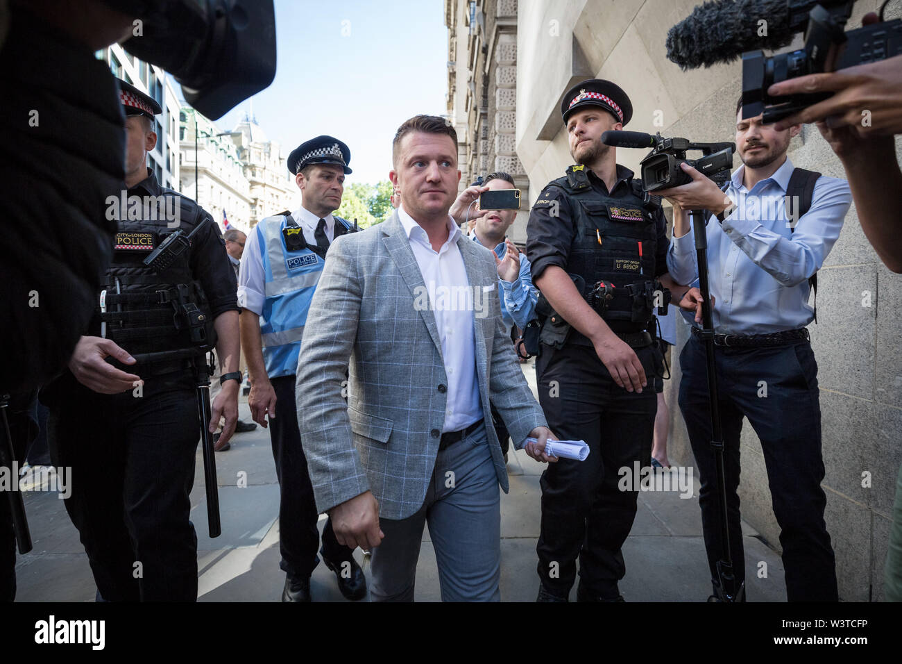 Londres, Royaume-Uni. 4 juillet 2019. Tommy Robinson arrive à Old Bailey cour. Tommy Robinson, de son vrai nom Stephen Yaxley-Lennon, confronté à des poursuites pour outrage au tribunal présumés sur le tournage à l'extérieur de Leeds Crown Court au cours d'un procès criminel de l'année dernière et la diffusion en direct sur les médias sociaux. Crédit : Guy Josse/Alamy Live News Banque D'Images