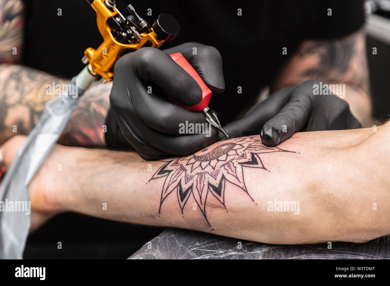 Processus de création de tatouage en forme de fleur noire Banque D'Images