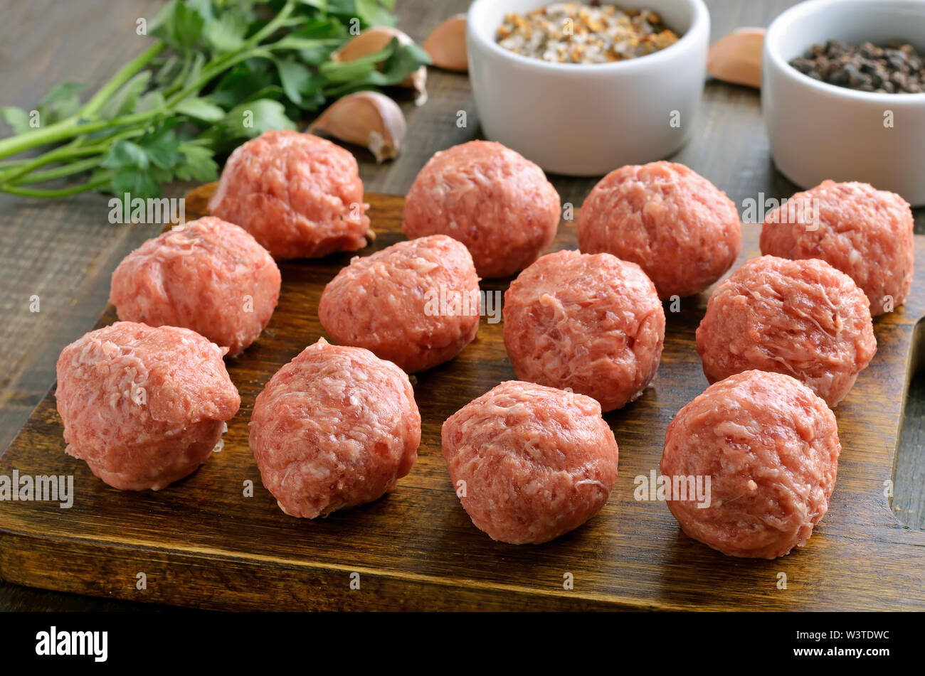 Boulettes de brut sur une planche à découper, Close up Banque D'Images