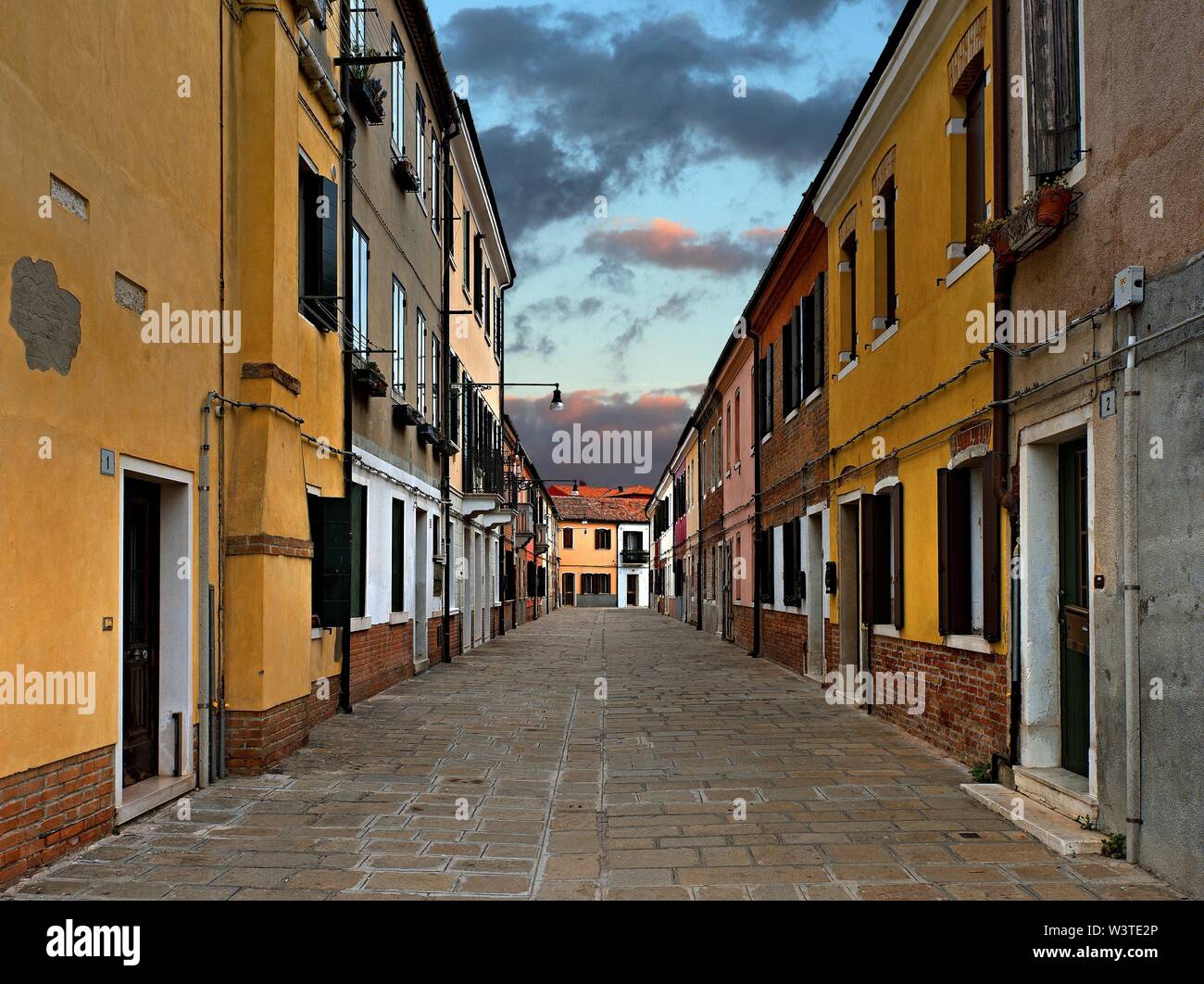 Une rue dépeuplée à Murano au coucher du soleil Banque D'Images