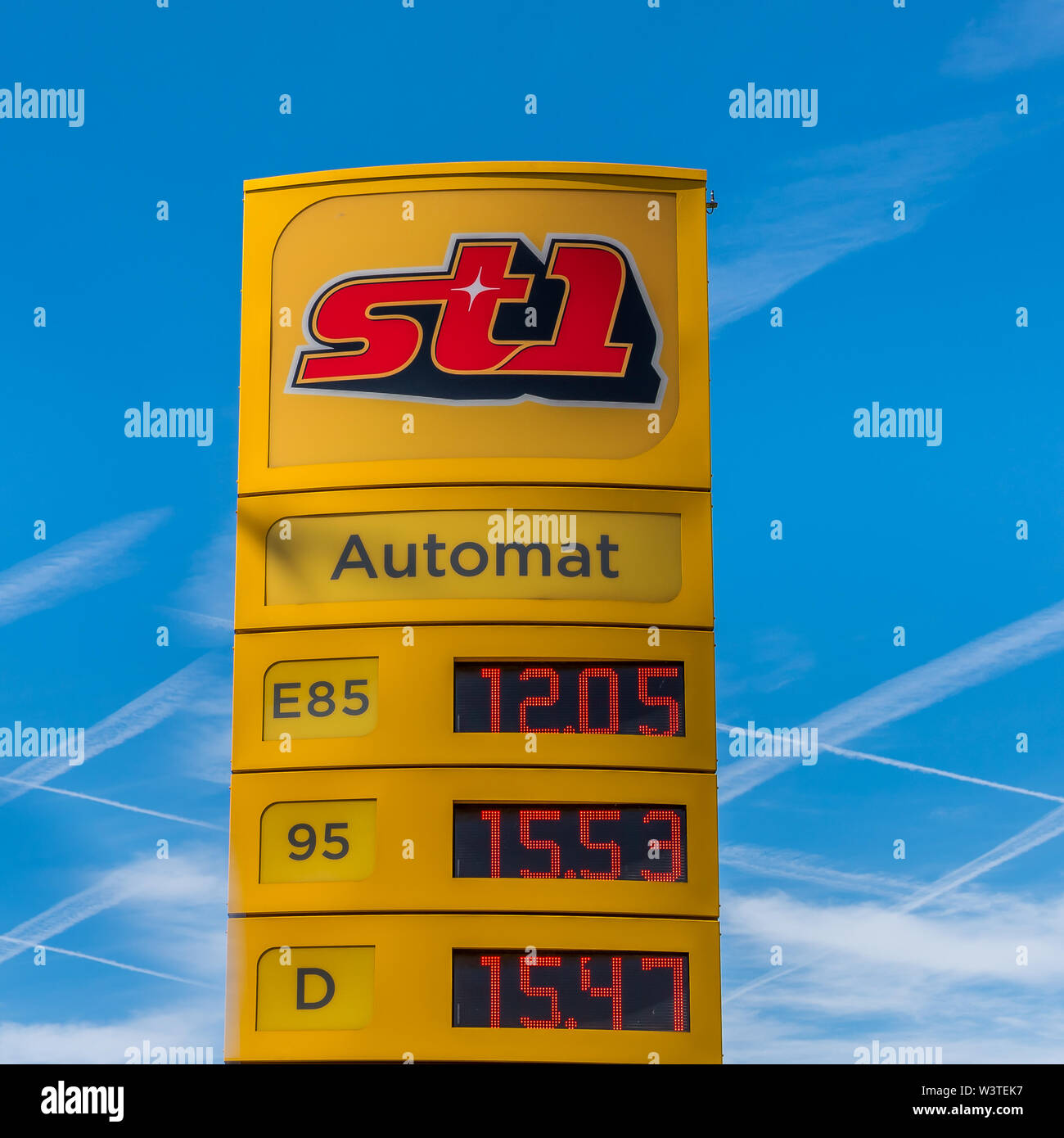 L'augmentation du prix de l'essence indiqué sur une station de réservoir en Suède, le 16 juin, 2019 Banque D'Images