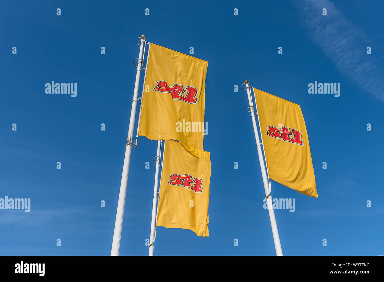 Trois drapeaux pour la marque st1 à une fuelstation en Suède, le 16 juin, 2019 Banque D'Images