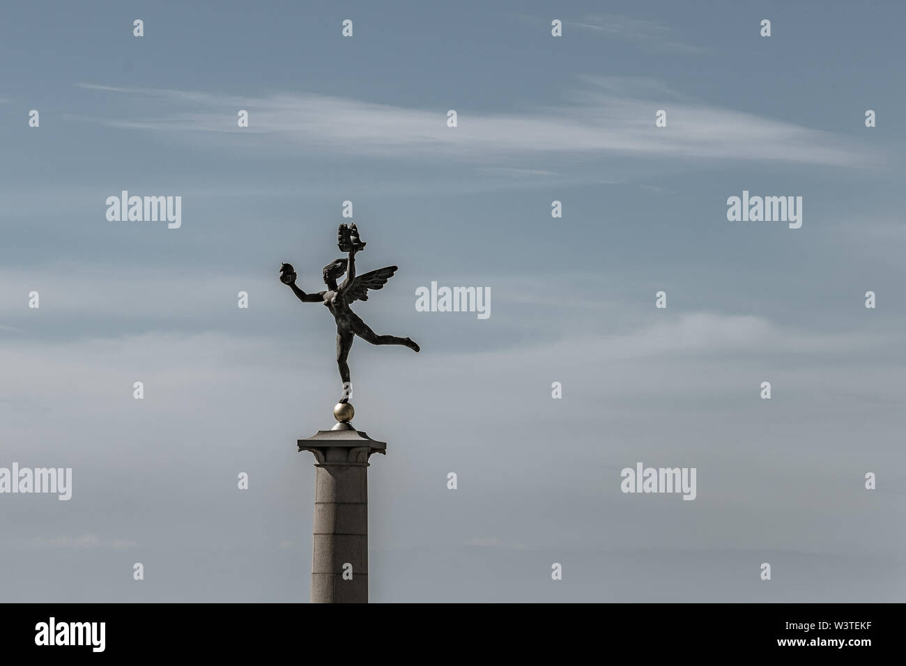 Monument en bronze d'une déesse sur un pilier dans le port d'Helsingborg, Suède, le 16 juin, 2019 Banque D'Images