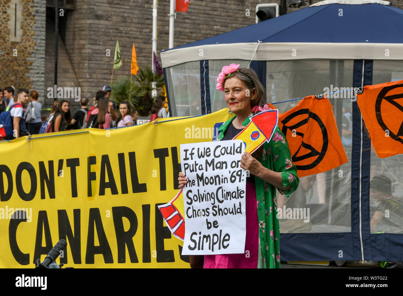 CARDIFF, WALES - Juillet 2019 : Personne ayant un avis accompagné d'un message à l'urgence climatique protestation de rébellion d'extinction dans le centre-ville de Cardiff. Banque D'Images