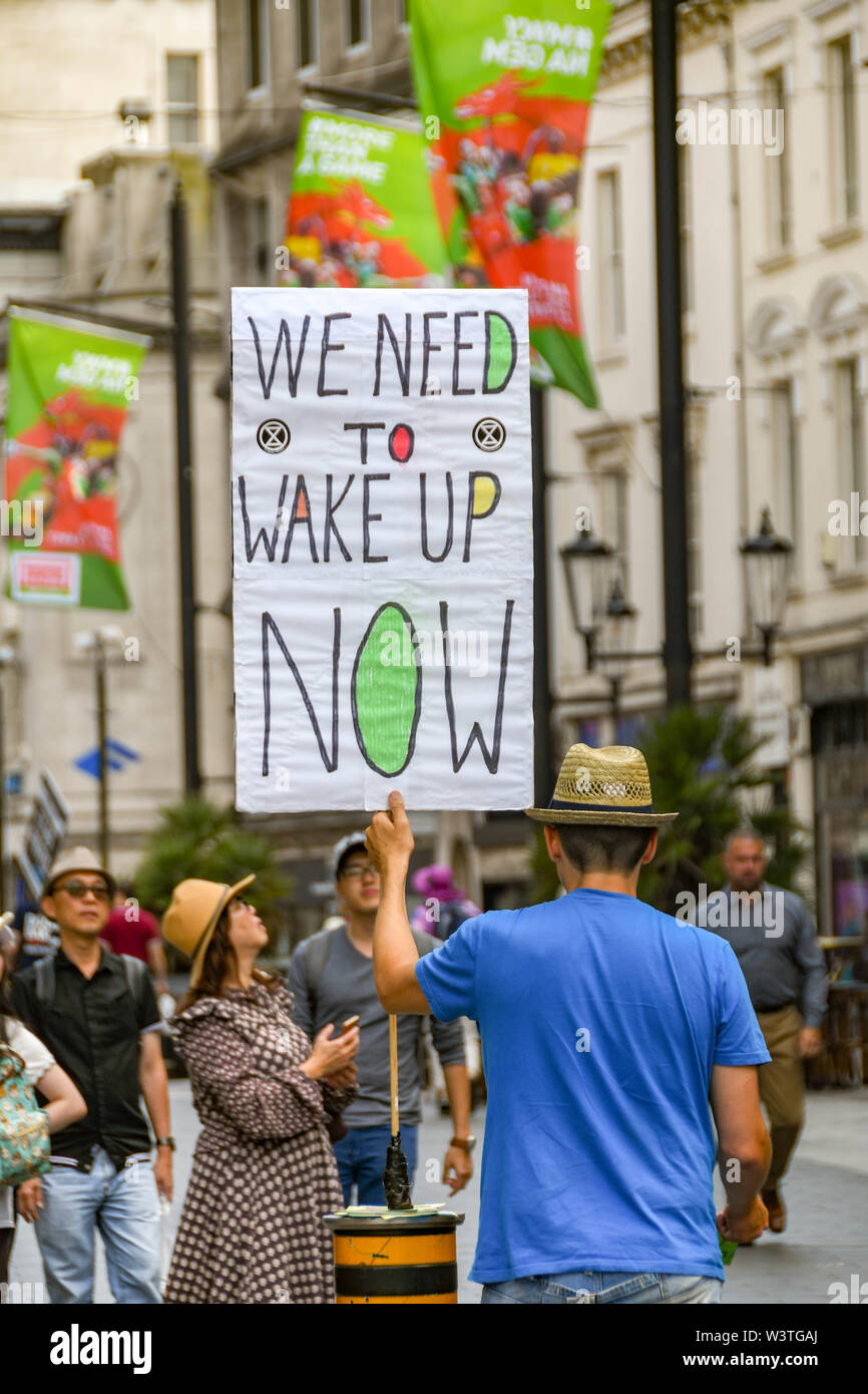 CARDIFF, WALES - Juillet 2019 : Personne ayant un avis accompagné d'un message à l'urgence climatique protestation de rébellion d'extinction dans le centre-ville de Cardiff. Banque D'Images