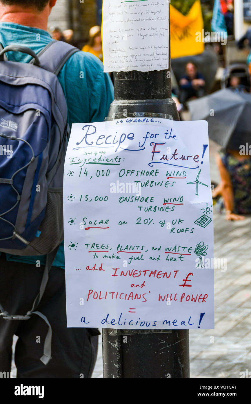 CARDIFF, WALES - Juillet 2019 : Message inscrit à un poste à l'urgence climatique protestation de rébellion d'extinction dans le centre-ville de Cardiff. Banque D'Images