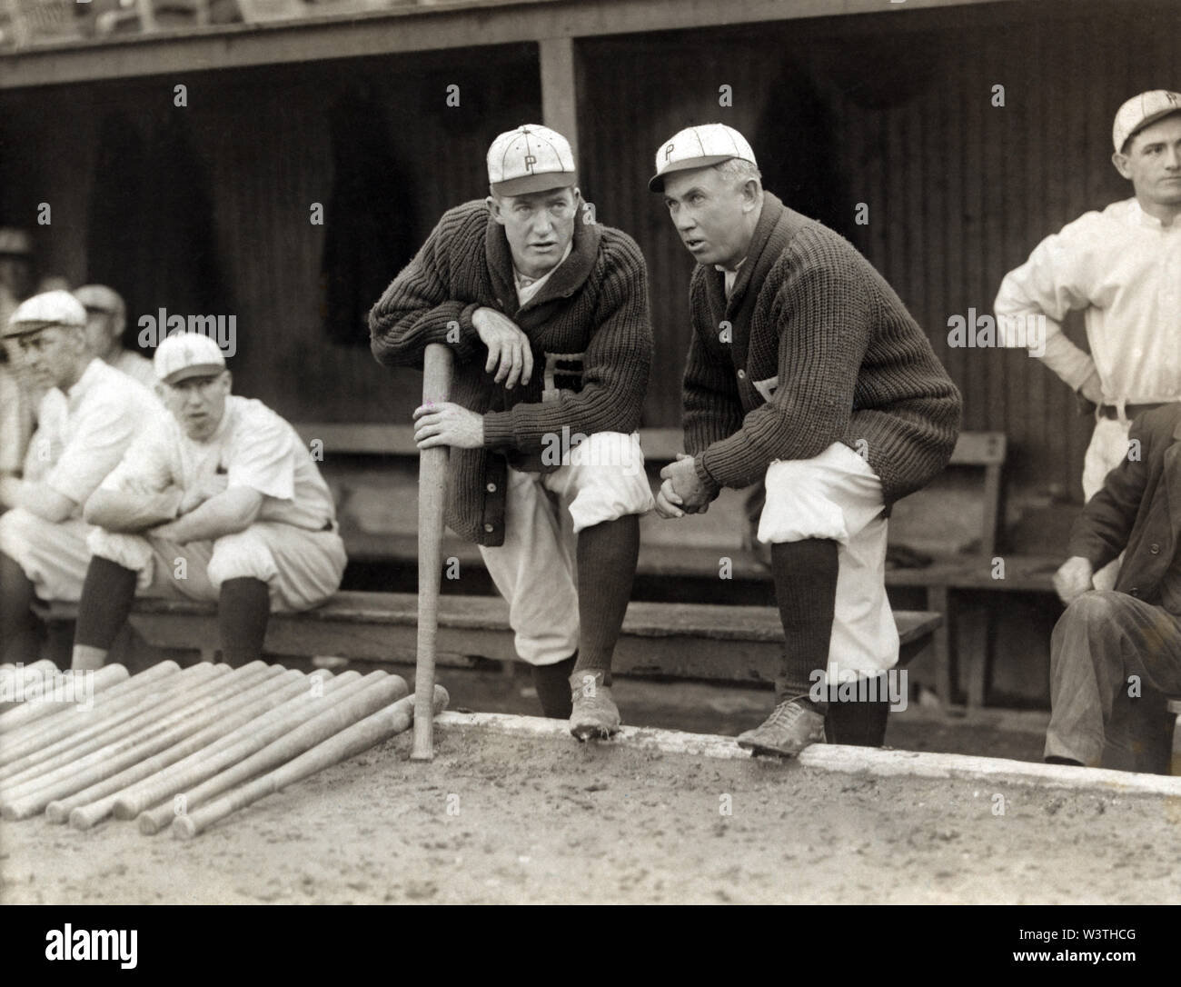 Grover Cleveland Alexander & Manager Pat Moran, dans l'arrière-plan sont Joe Oeschger, Possum Whitted, & Stock laitance, Philadelphia Phillies, Bain News Service, 1915 Banque D'Images