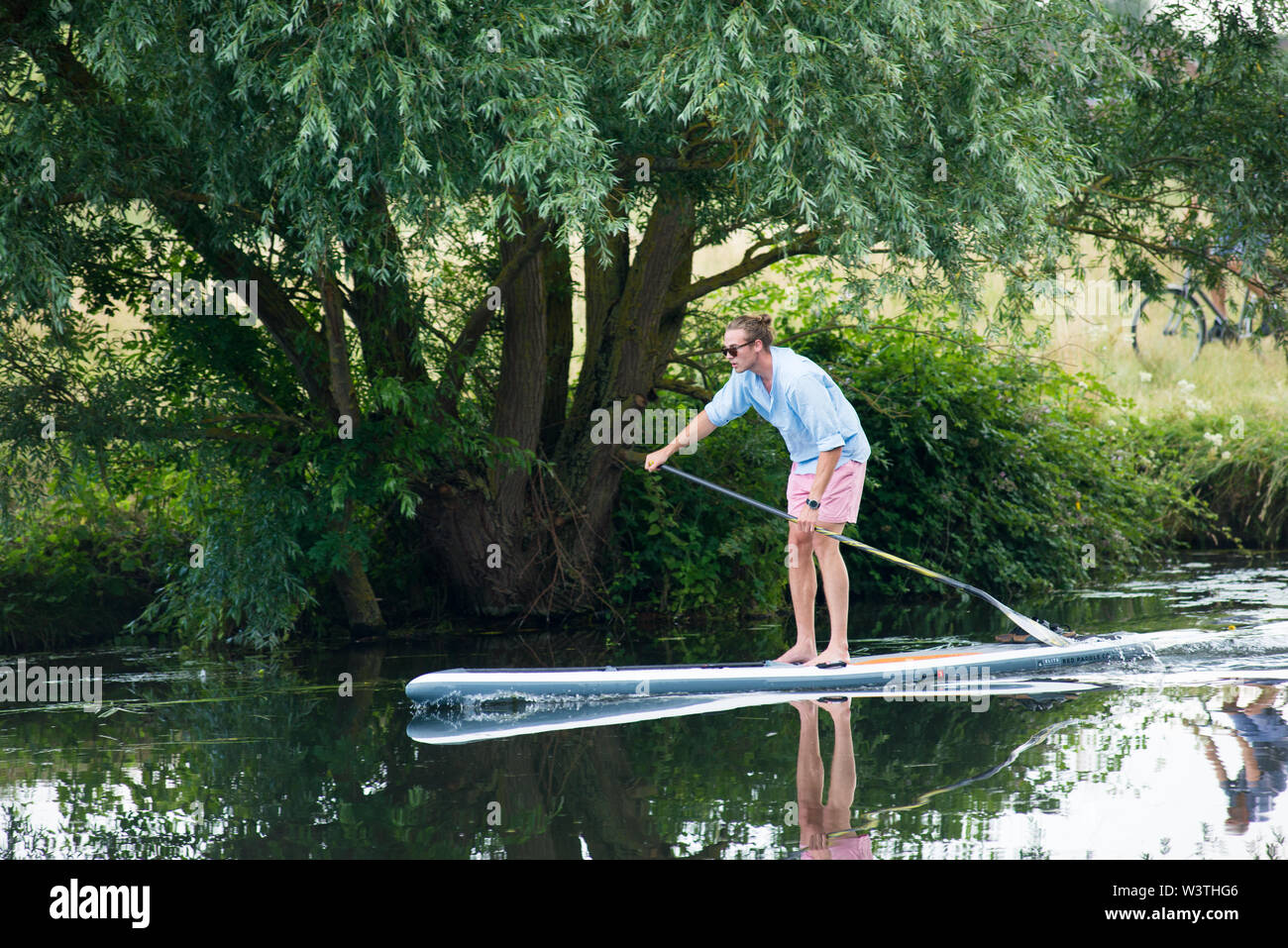 Cambridge UK, 2019-07-17. 8 homme debout sur le paddleboard sur la rivière cam au cours de l'assemblée annuelle des bosses de la ville Banque D'Images