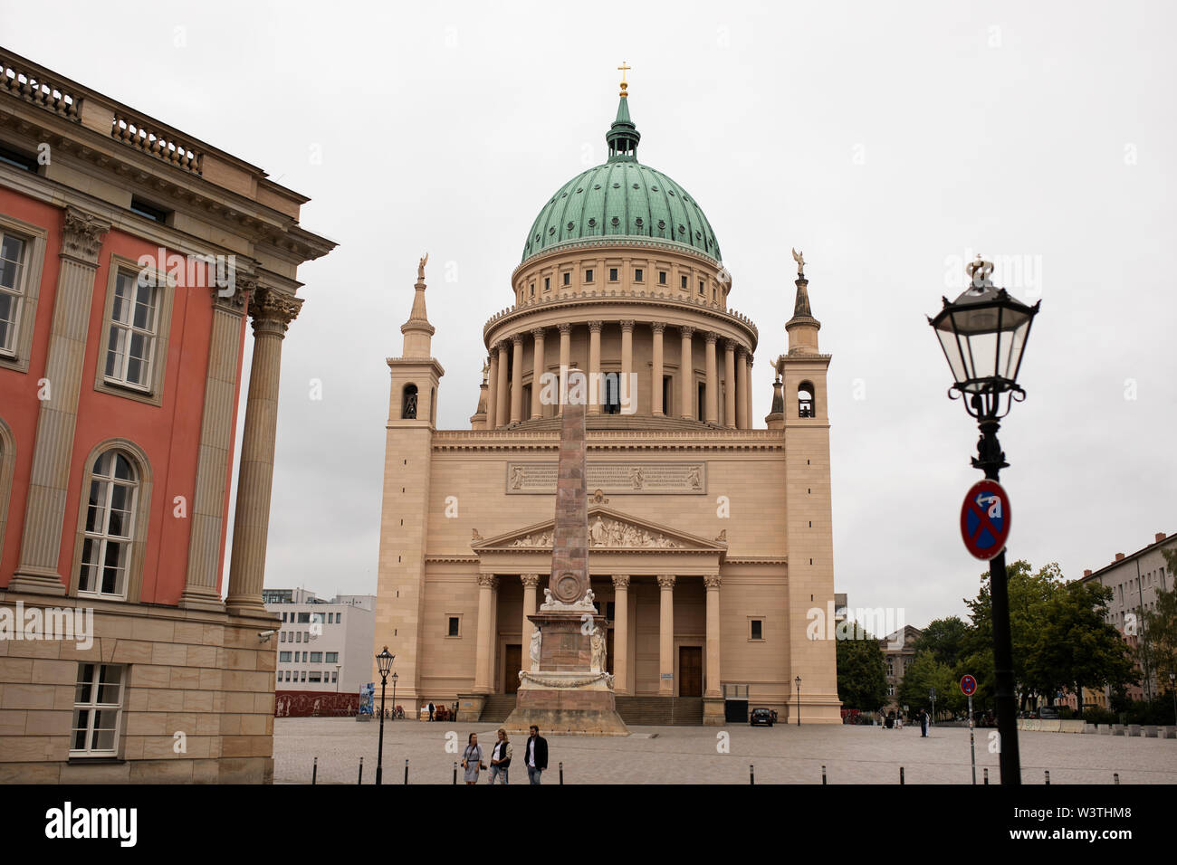 Église Saint-Nicolas sur le marché Alten, dans le centre historique de Potsdam, en Allemagne. Le Landtag Brandenburg council est en premier plan. Banque D'Images