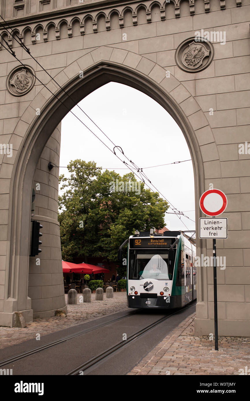 Un tramway de 92 passe sous la porte Nauener Tor sur Friedrich-Ebert-Strasse à Potsdam, en Allemagne. Banque D'Images