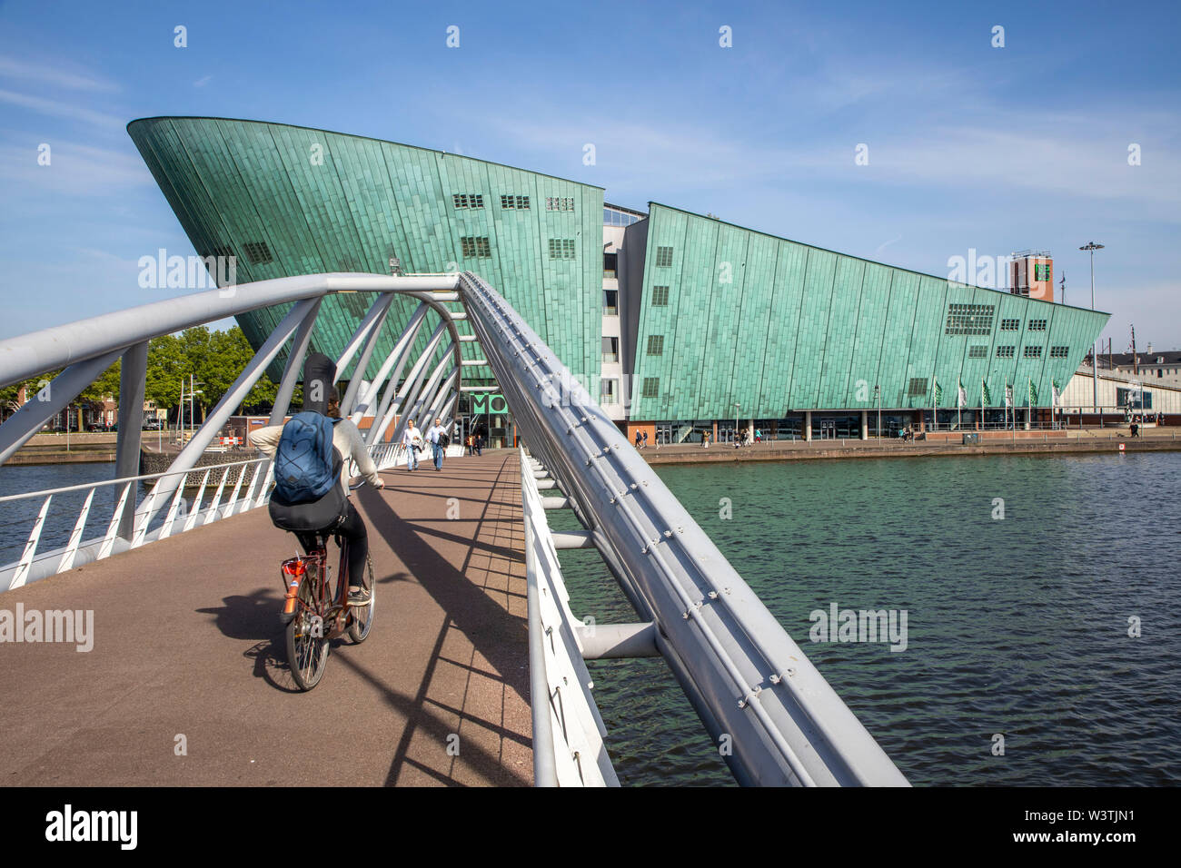 Amsterdam, Pays-Bas, pont vers le Musée des sciences Nemo, Banque D'Images
