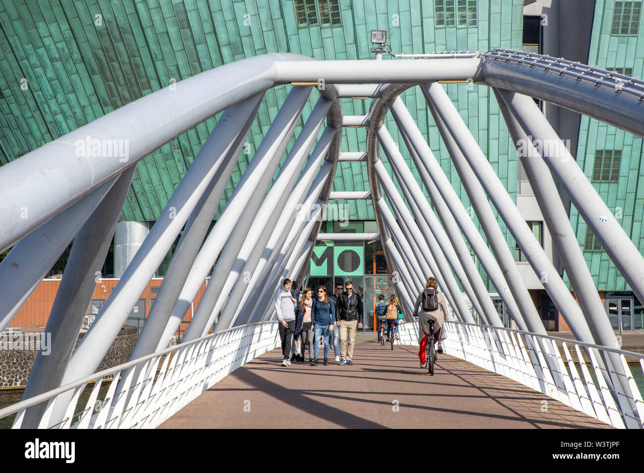 Amsterdam, Pays-Bas, pont vers le Musée des sciences Nemo, Banque D'Images