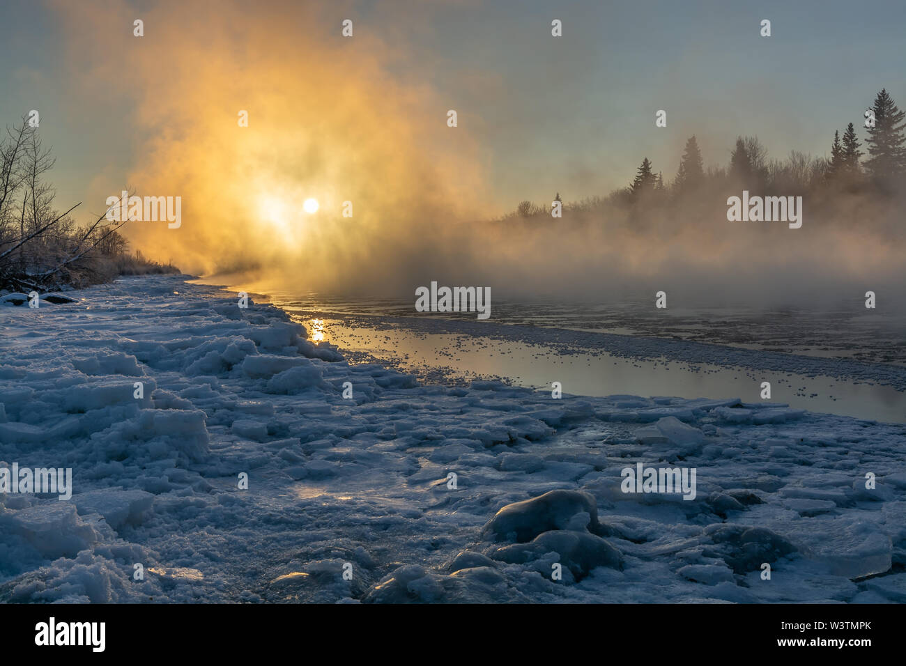 Brouillard de glace sur la rivière Bow, à Cochrane, Alberta,Canada Banque D'Images