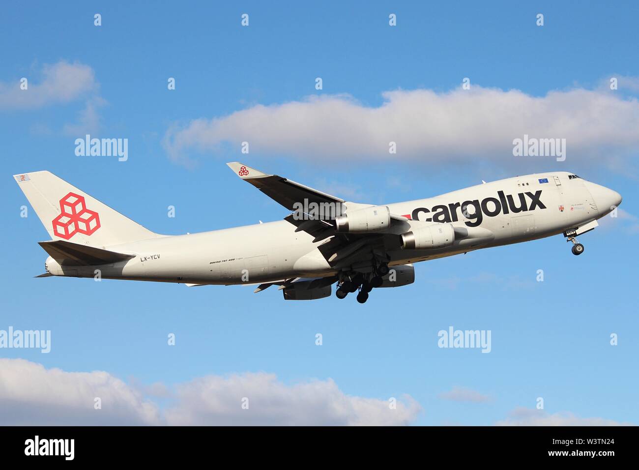 LX-YCV, un Boeing 747-400 exploité par avion cargo transporteur de fret Cargolux Airlines, au départ de l'aéroport de Prestwick en Ayrshire. Banque D'Images