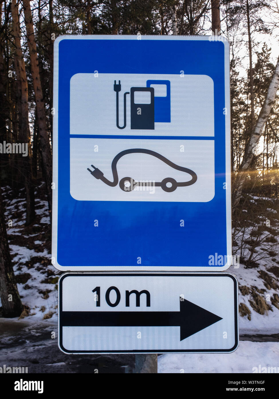 Signalisation pour station de charge de voiture électrique EV en hiver Banque D'Images