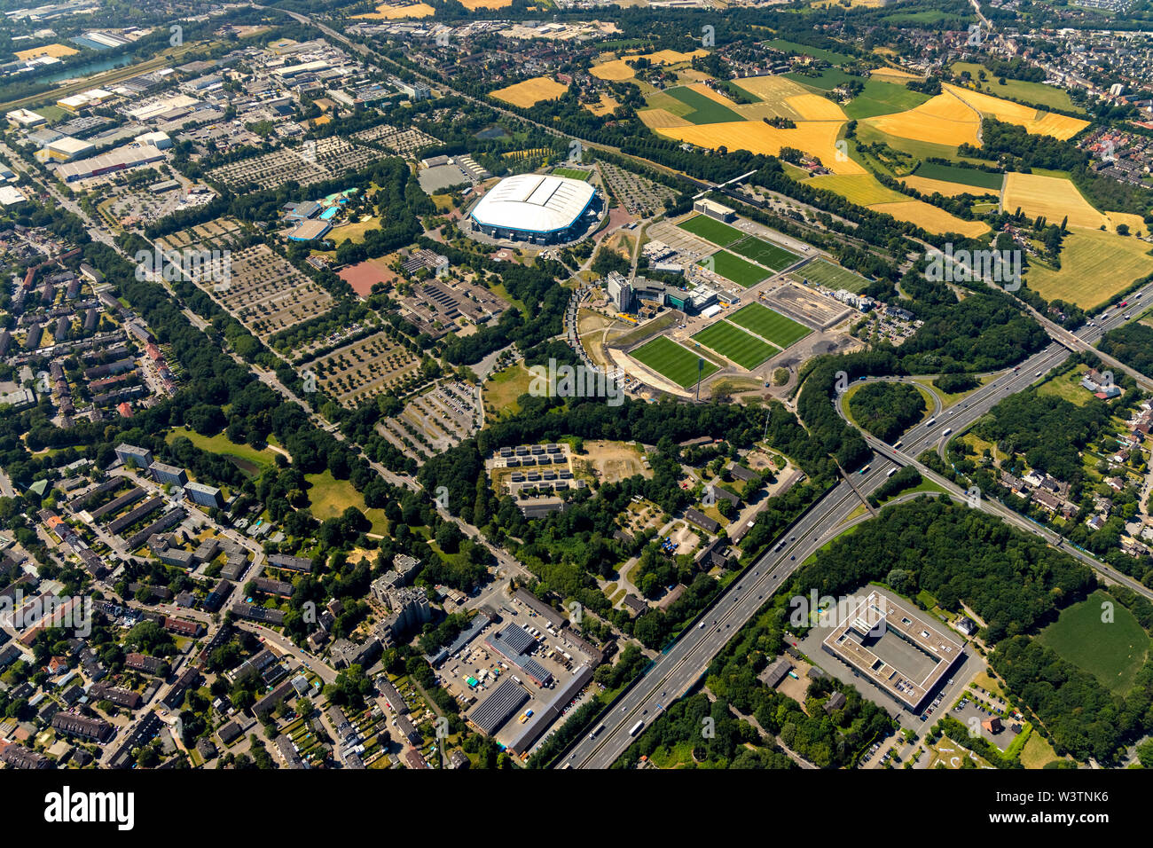 , Luftbild vom ARENAPARK Schalke, Trainingsplätze Veltinsarena Schalke und mit dem alten Parkstadion und Hôtel Courtyard Gelsenkirchen, Reha-Klinik moi Banque D'Images