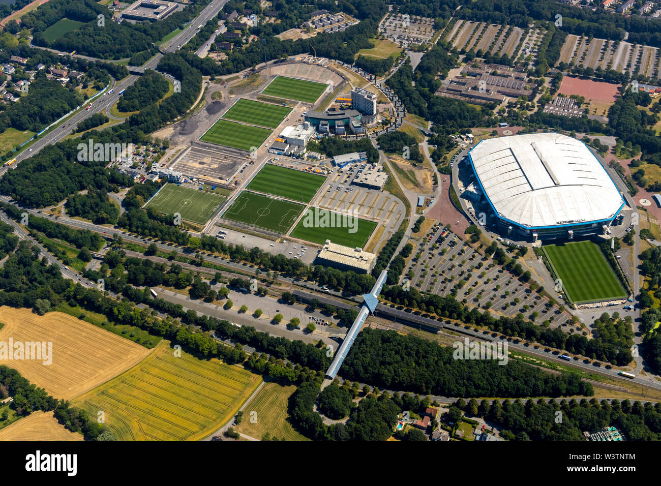 , Luftbild vom ARENAPARK Schalke, Trainingsplätze Veltinsarena Schalke und mit dem alten Parkstadion und Hôtel Courtyard Gelsenkirchen, Reha-Klinik moi Banque D'Images