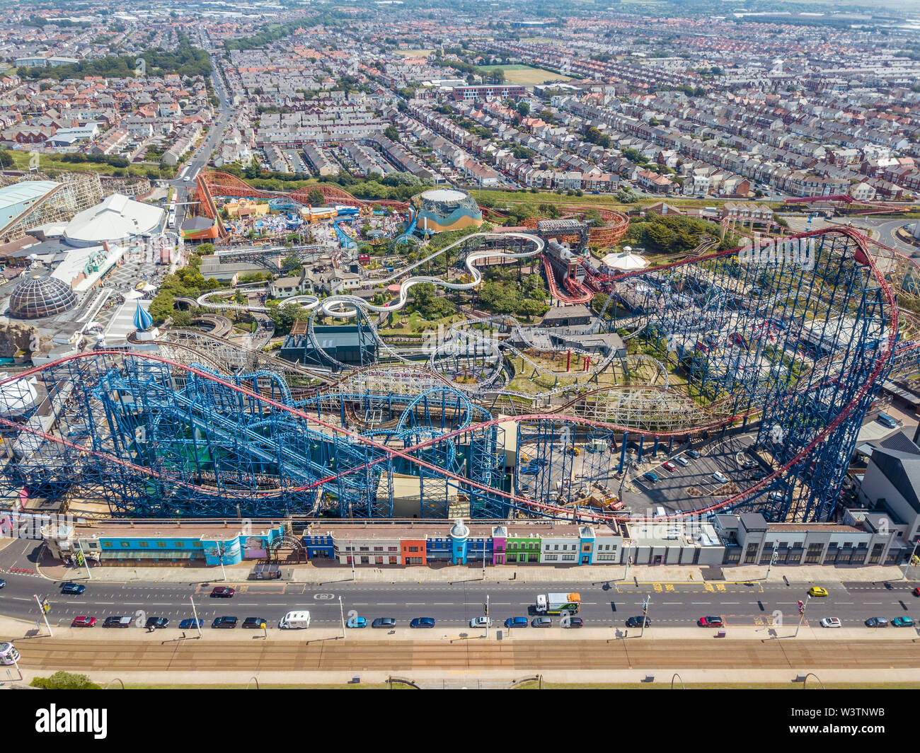 Vue aérienne de la plage Pleasure de Blackpool avec le Pepsi Max Big One en premier plan Banque D'Images