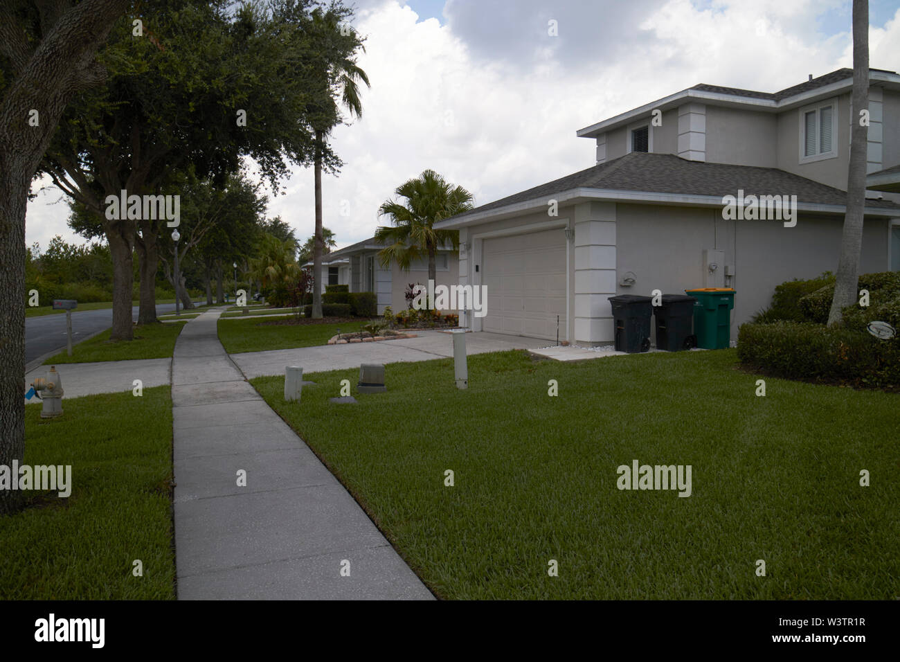 Sentier à travers le trottoir gated community à Kissimmee au cours de jour d'été orageux nuages Florida USA United States of America Banque D'Images