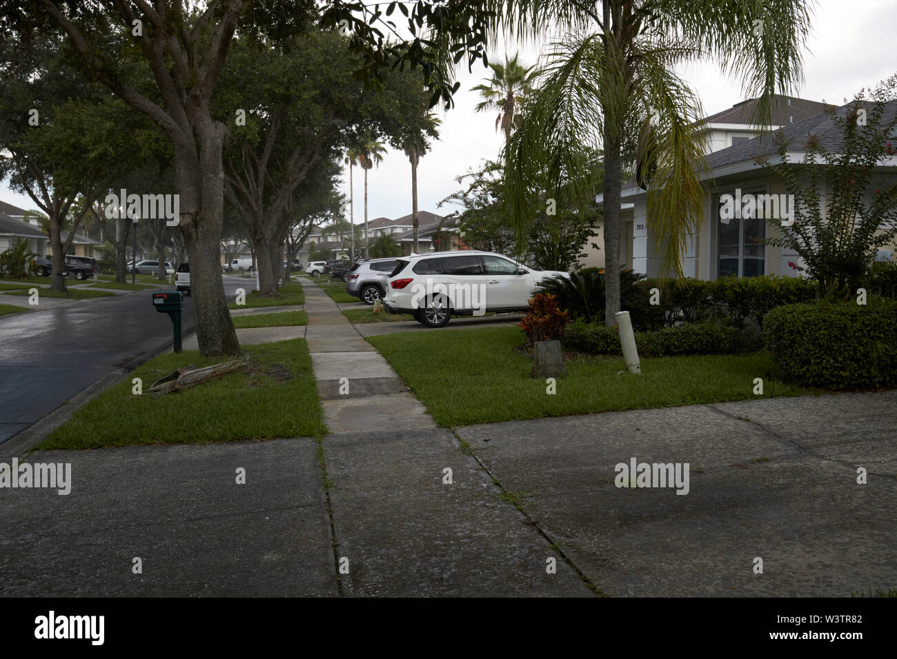 Sentier de la pluie sur le trottoir par communauté fermée à Kissimmee au cours de jour d'été orageux nuages Florida USA United States of America Banque D'Images