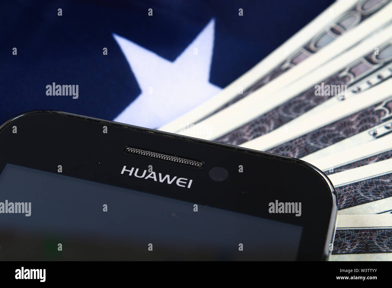 Société de téléphonie mobile Huawei sur fond de drapeau et dollars us. La confrontation des pays US-China. L'entreprise. Juin 2019, Stavropol Banque D'Images