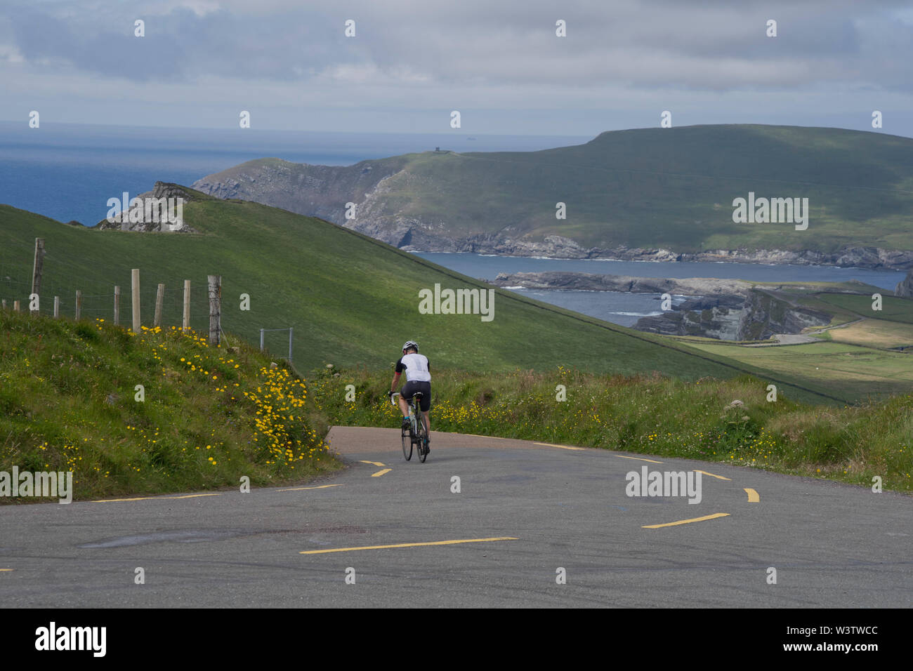 Cycliste sur une plage à l'Anneau du Kerry peninsula dans la République d'Irlande Banque D'Images