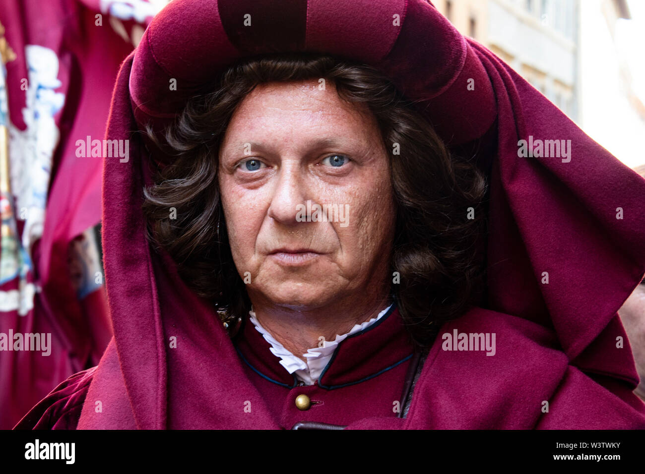 Un homme avec un visage intéressant et presque comique participe à l'événement Palio de Sienne, Italie Banque D'Images