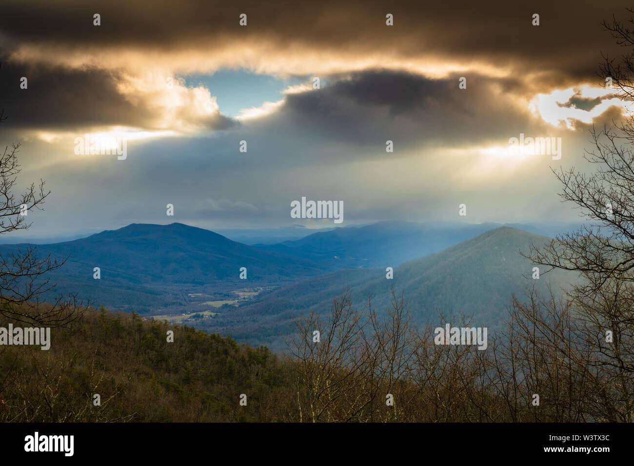 Vue au sud-ouest de la montagne de Linville, Caroline du Nord, États-Unis. La montagne de Linville forme le mur ouest de la gorge de Linville. Banque D'Images