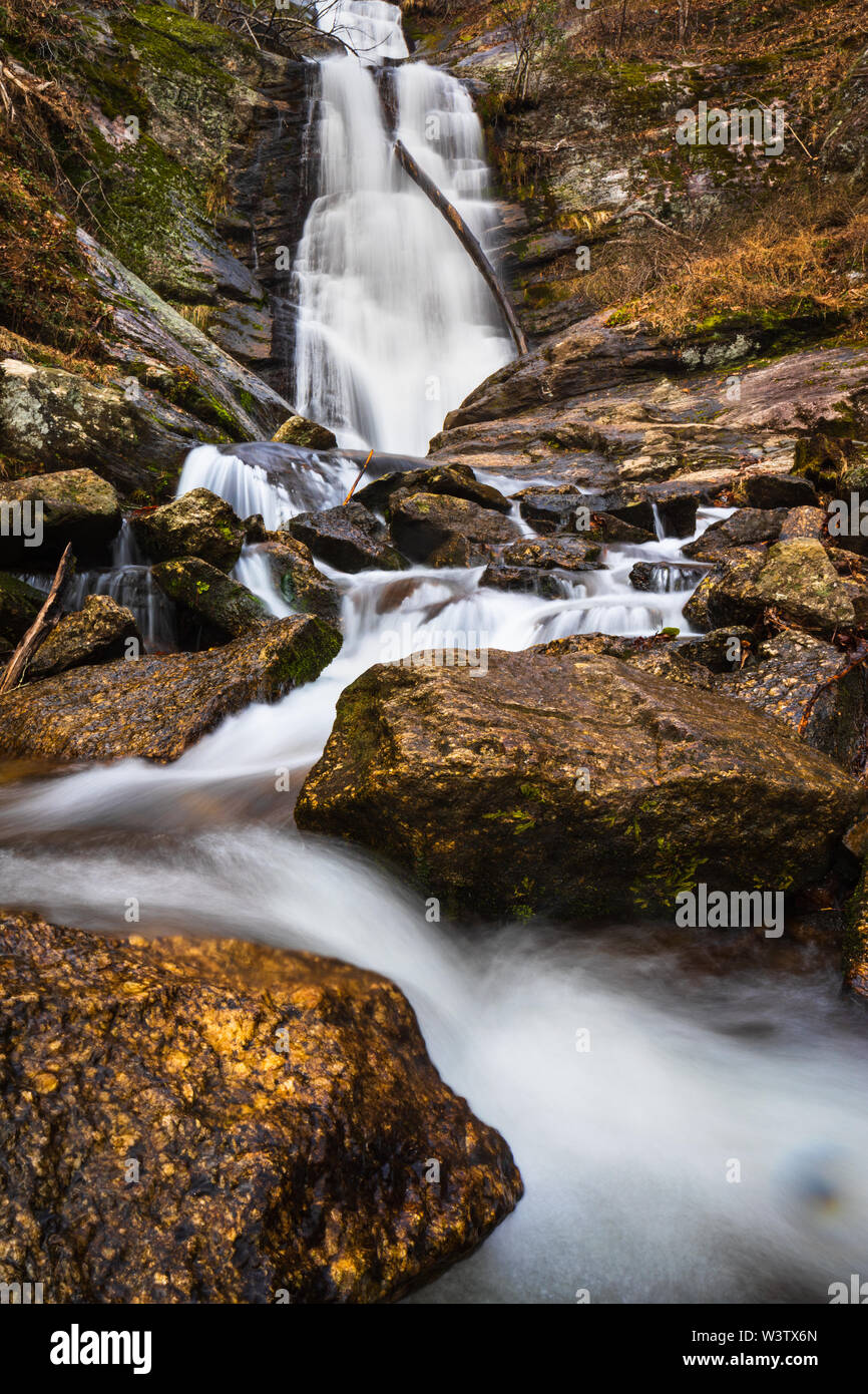 Tom's Creek Falls, Caroline du Nord, États-Unis. Les chutes de 60 pieds sont situées sur Tom's Creek, près de Marion, Caroline du Nord. Banque D'Images