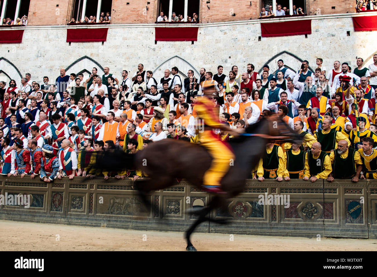 Course de chevaux et une foule l'historique Palio de Sienne, Italie Banque D'Images