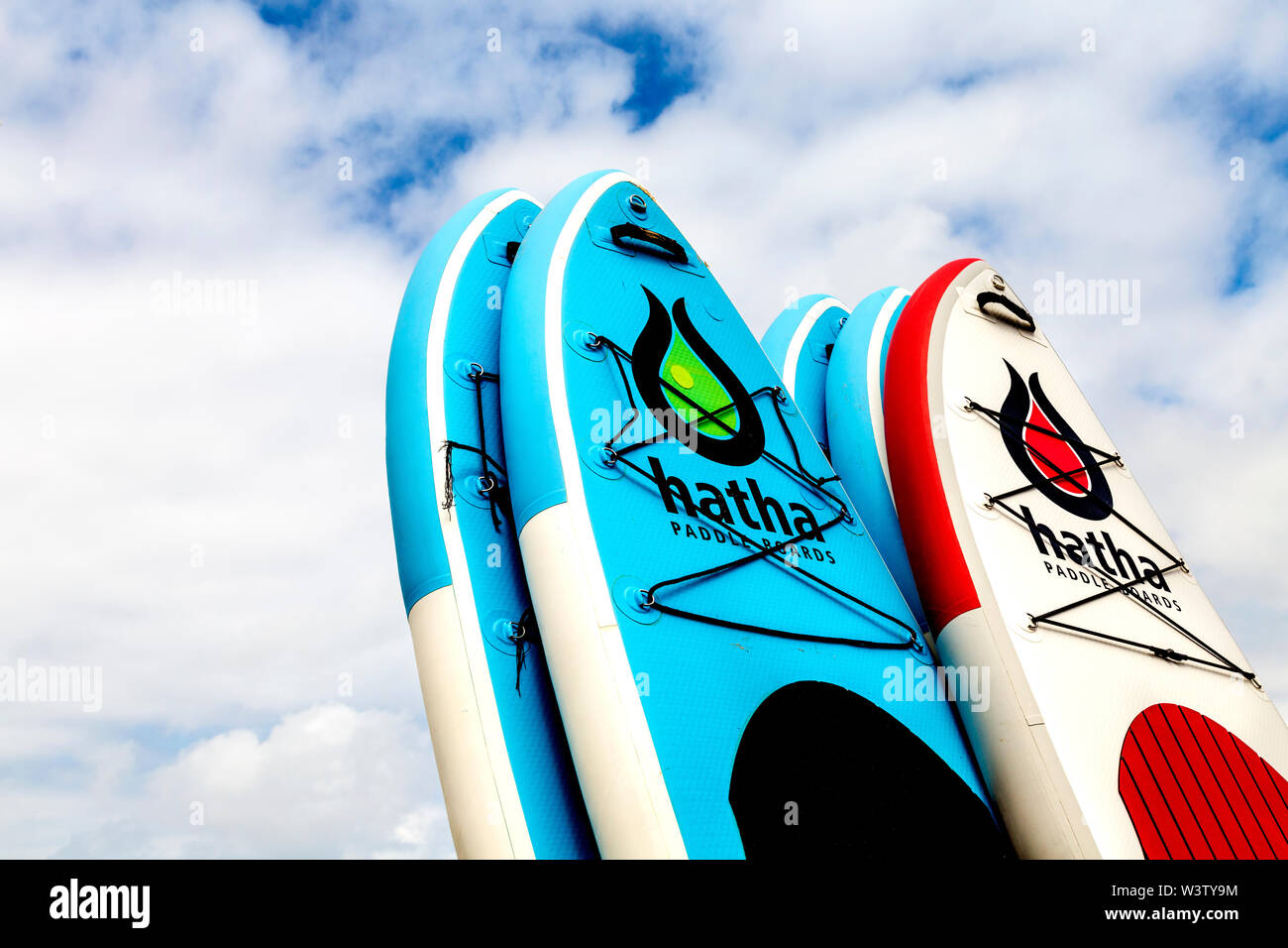 Paddle Boards contre un ciel nuageux (Newquay, Cornwall, UK) Banque D'Images