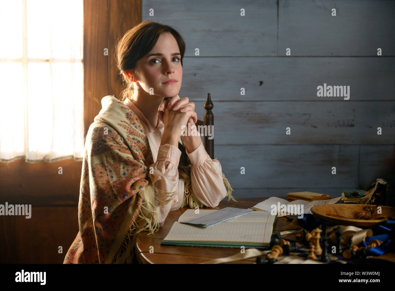 DATE DE SORTIE : Décembre 25, 2019 TITRE : Little Women STUDIO : Columbia Pictures Réalisateur : Greta Gerwig PLOT : Quatre sœurs viennent de l'âge en Amérique au lendemain de la guerre civile avec : Emma Watson comme Meg Mars. (Crédit Image : © Columbia Pictures/photos) Banque D'Images