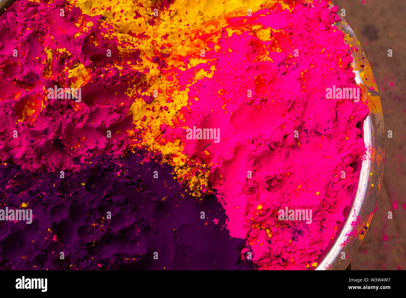 Les poudres de couleur lumineux appelé Guial pour la poudre et a appelé a sonné lorsque mélangé avec de l'eau est utilisée pour projeter sur les gens en Inde pendant Holi Festival. Banque D'Images