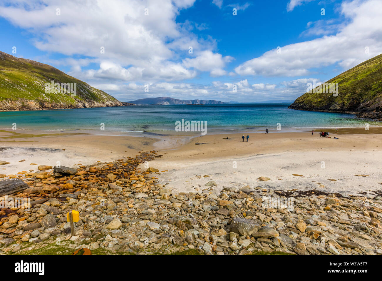 Keem Bay et plage sur la route de l'Atlantique sauvages sur Achill Island, dans le comté de Mayo Irlande Banque D'Images