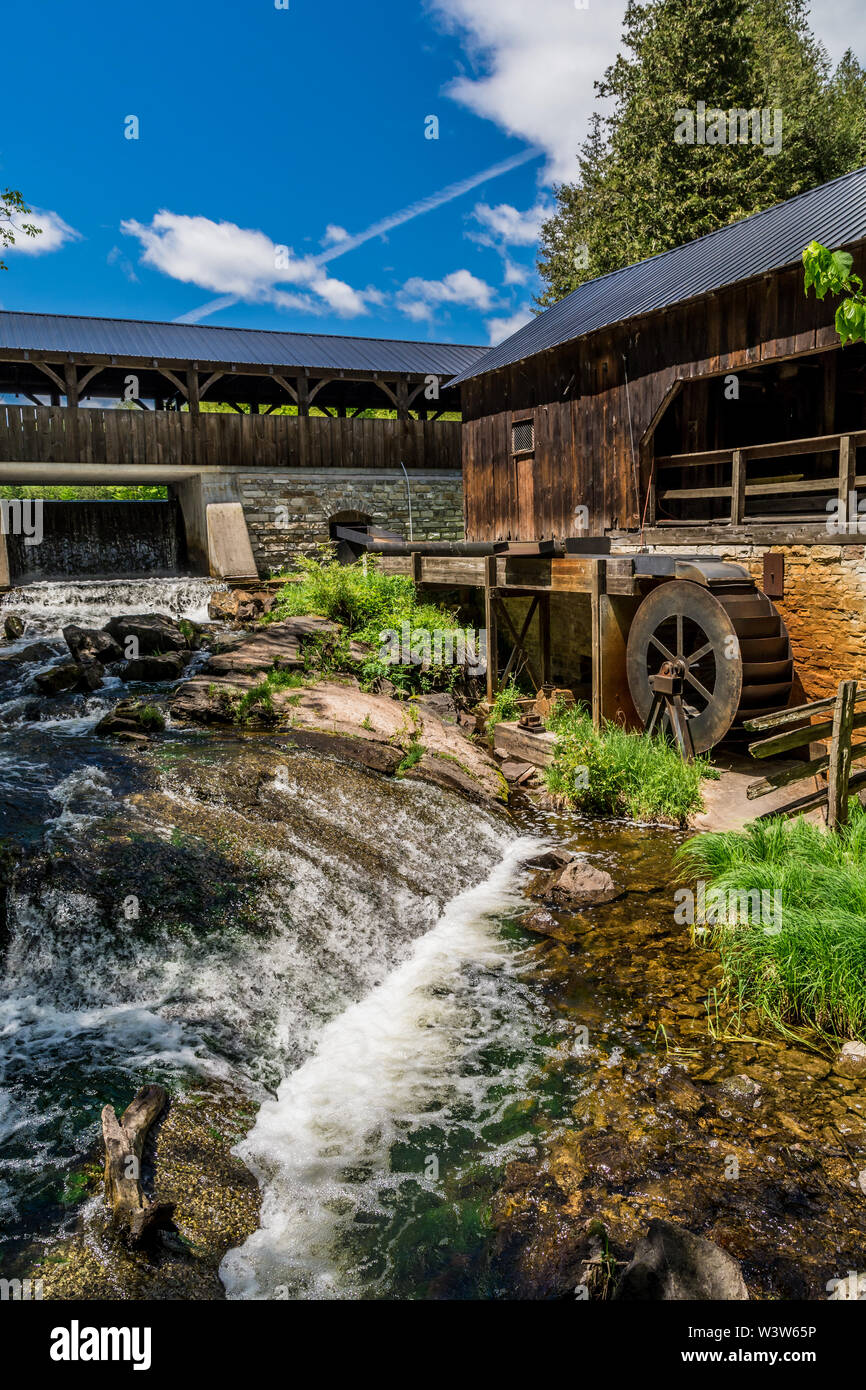 Ancien moulin à scie historique avec roue d'eau et cascades Banque D'Images
