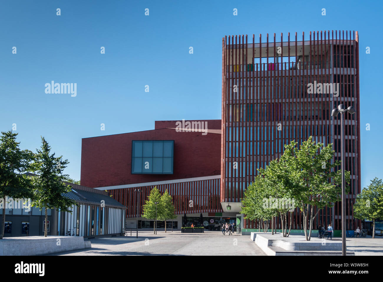 Bruges, Flandre occidentale, Belgique - 17 juin 2019 : l'architecture contemporaine de la rouge salle de Concert ou Concert Gebouw sur l'Zand square downtown. Ciel bleu, Banque D'Images